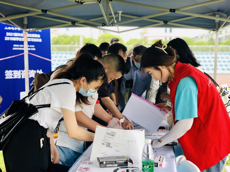 我校举办2021年校园招聘会暨顶岗实习洽谈会